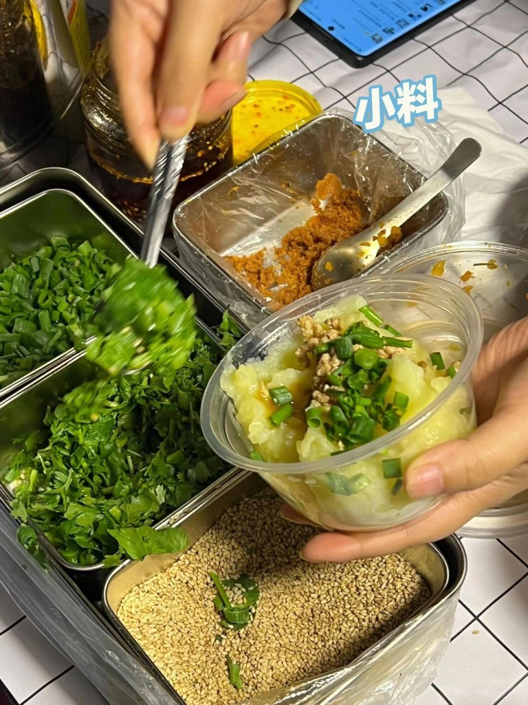 图片[3]-浇汁土豆泥商用配方技术 | 摆摊外卖门店爆款 | 绵密细腻多口味浇汁完整教程-紫寻食集-阿紫姑娘小吃配方网